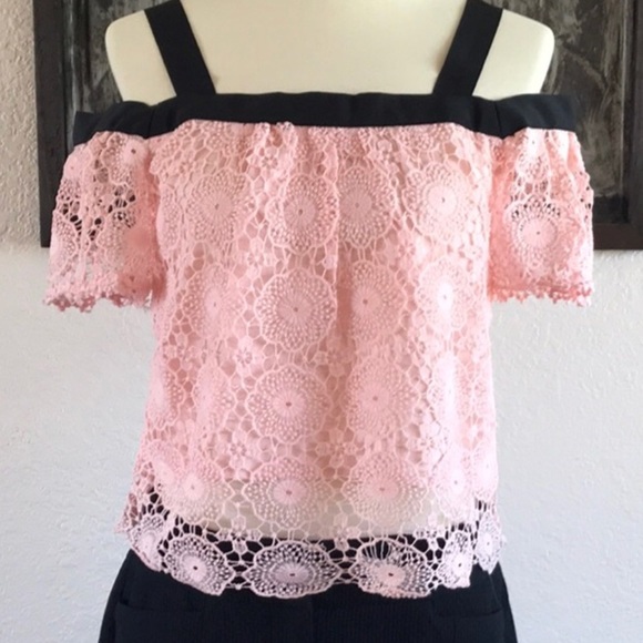 💥Last Two💥Pink and black lace top - Picture 1 of 3